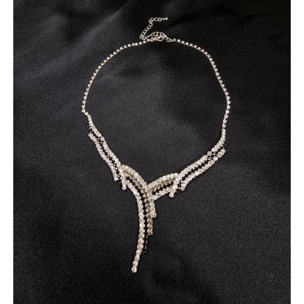 Vintage-Inspired Silver Crystal Statement Necklace With Adjustable Chain
